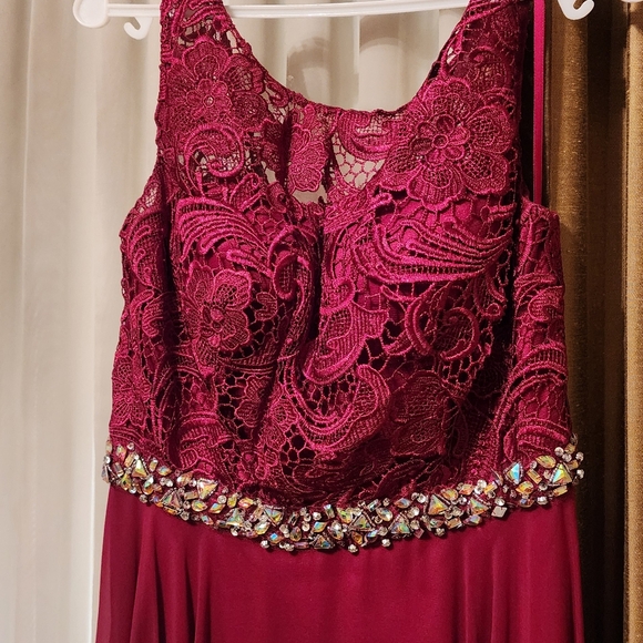 Let's Dress Maxi in Burgundy - Picture 2 of 7